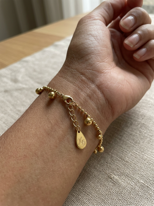 Golden Orbit Armband – Minimalistische Gouden Kralen Armband met Bedels